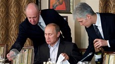 Jevgenij Prigožin obsluhuje ruského prezidenta Vladimira Putina ve své...