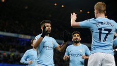 Sergio Agüero a Kevin De Bruyne z Manchesteru City slaví gól proti Leicesteru.