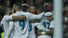 Fotbalisté Realu Madrid slaví gól proti San Sebastianu.