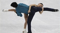 Japonský pár Miu Suzakiová a Ryuichi Kihara b�hem krátkého programu.