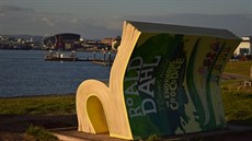 Socha knihy Roalda Dahla na stezce spojující Cardiff se sousedním Penarthem.