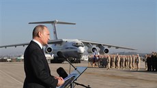 Ruský prezident Vladimir Putin promlouvá k nastoupené jednotce na letecké...