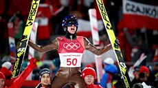 Polský skokan na lyžích Kamil Stoch slaví vítězství v závodě na velkém můstku.