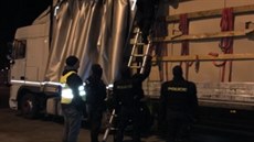 Policisté zadrželi dva kamiony, které převážely 35 migrantů (16. února 2018).