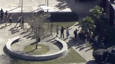 Studenti opoutjí stední kolu v Parklandu na Florid, odkud se ozývala...