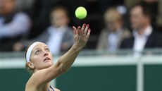 Tenistka Petra Kvitová podává v prvním kole Fed Cupu pro výcarce Golubicové.