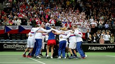 Radující se český tým po postupu do semifinle Fed Cupu.