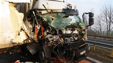 Nehoda dvou kamion uzavela dálnici D35 (13. února 2018)