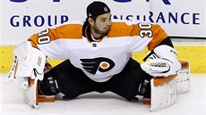 Michal Neuvirth v dresu Philadelphie se rozcviuje.