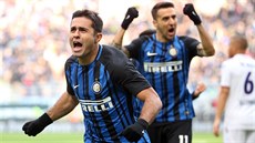 Éder z Interu Milán (vlevo) slaví branku proti Bolon.