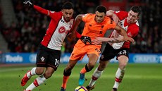 Liverpoolský Trent Alexander-Arnold (uprosted) se probíjí mezi hrái...