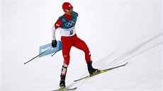 Japonec Yoshito Watabe stoupá na b�kách do svahu.