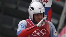 �eský sá�ka� Luká� Bro� mává publiku po prvním pokusu v olympijském závod�...