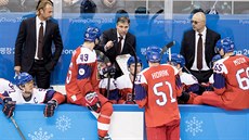 eský trenér Josef Janda rozdává pokyny v utkání s hokejisty Jiní Koreje.
