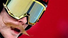 Knír norského skokana Roberta Johanssona povlává ve vánku kvalifikace na velkém...