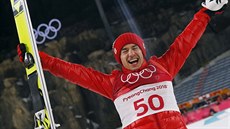 Polský skokan na lyžích Kamil Stoch se raduje z triumfu na velkém můstku.