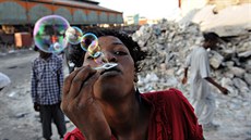 Prostitutka v Port-au-Prince pár dní po zemtesení, které Haiti postihlo v...