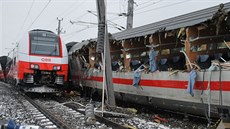 Jedna ena zahynula a 22 lidí bylo lehce zranno pi pondlní sráce dvou vlak...