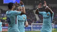 Fotbalisté Barcelony oslavují gól Luise Suáreze (vlevo).
