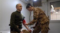 eská vojenská ambulance na letiti v afghánském Kábulu. Vojáky trápí pedevím...