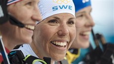 Švédská běžkyně Charlotte Kallaová (uprostřed) vybojovala zlato ve skiatlonovém...