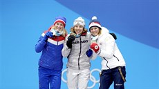 Česká biatlonistka Veronika Vítková (vpravo) převzala na ceremoniálu bronzovou...