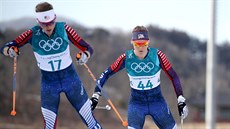 Americké běžkyně Elizabeth Stephenová a Sadie Bjornsenová v olympijském závodu...