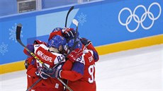 etí hokejisté oslavují branku Jana Kováe v olympijském utkání proti Koreji....