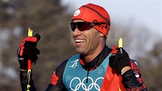 Bec na lyích Pita Taufatofua z Tongy v cíli olympijského závodu na 15 km...