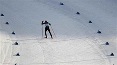 NA CHVOSTU. Bec na lyích Pita Taufatofua z Tongy dobhl v olympijském závodu...