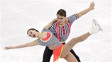Anna Dušková s Martinem Bidařem při volné olympijské jízdě. (15. února 2018)