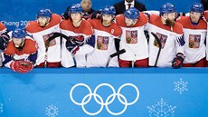 Čeští hokejisté a trenéři sledují nájezdy v olympijském utkání s Kanadou. (17....
