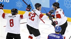 Stelcem první branky do korejské sít je výcarský hokejista Denis Hollenstein...