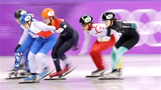 �eská rychlobrusla�ka Michaela Sejpalová (druhá zleva) v olympijském short...