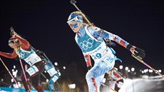 eské biatlonistky Markéta Davidová a Veronika Vítková v cíli olympijského závodu s hromadným startem. Ob se pedstaví i ve smíené tafet.  