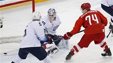 Rus Nikolaj Prochorkin stílí branku v olympijském utkání proti USA. (17. února...