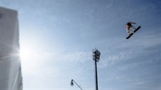 Kvalifika�ní jízda jedné ze závodnic v olympijském Big Airu ve sn�hovém parku...
