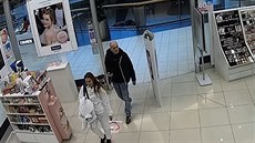 Dvojice v obchod ukradla parfémy za tisíce korun. Hledá je policie
