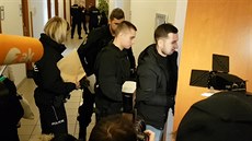 Policisté na chodb Okresního soudu Plze-jih hlídají jednoho z Rumun, kteí v...