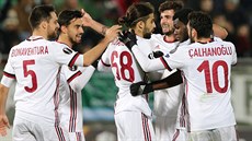 Fotbalisté AC Milán se radují v utkání Evropské ligy ze vstelené branky na...