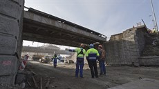 Snáení jiního elezniního mostu hlavního vlakového nádraí v Plzni. (19....