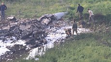 Trosky izraelské stíhaky F-16 nalezené nedaleko kibucu Harduf na severu...