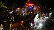 Pi nehod dvoupatrového autobusu v Hongkongu zahynulo nejmén 18 lidí. (10....