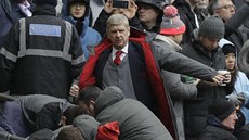 Arsene Wenger, trenér Arsenalu, se usazuje ve Wembley ped derby s Tottenhamem.