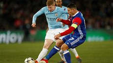 �eský obránce Marek Suchý z Basileje (vpravo) se sna�í zastavit Kevina de...