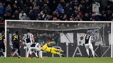 Argentinský útoník Gonzálo Higuaín z Juventusu stílí gól do sít Huga Llorise...