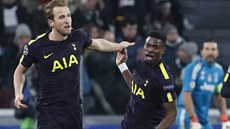 Anglický útoník Harry Kane z Tottenhamu a jeho spoluhrá Aurier se radují z...