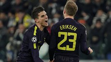 Christian Eriksen a Eric Lamela z Tottenhamu oslavují gól na Juventusu v...