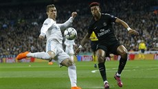 Presnel Kimpembe z Paris St. Germain brání Cristiana Ronalda z Realu Madrid v...