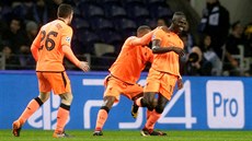 Liverpoolský útoník Sadio Mané se spoluhrái raduje z gólu v utkání Ligy...